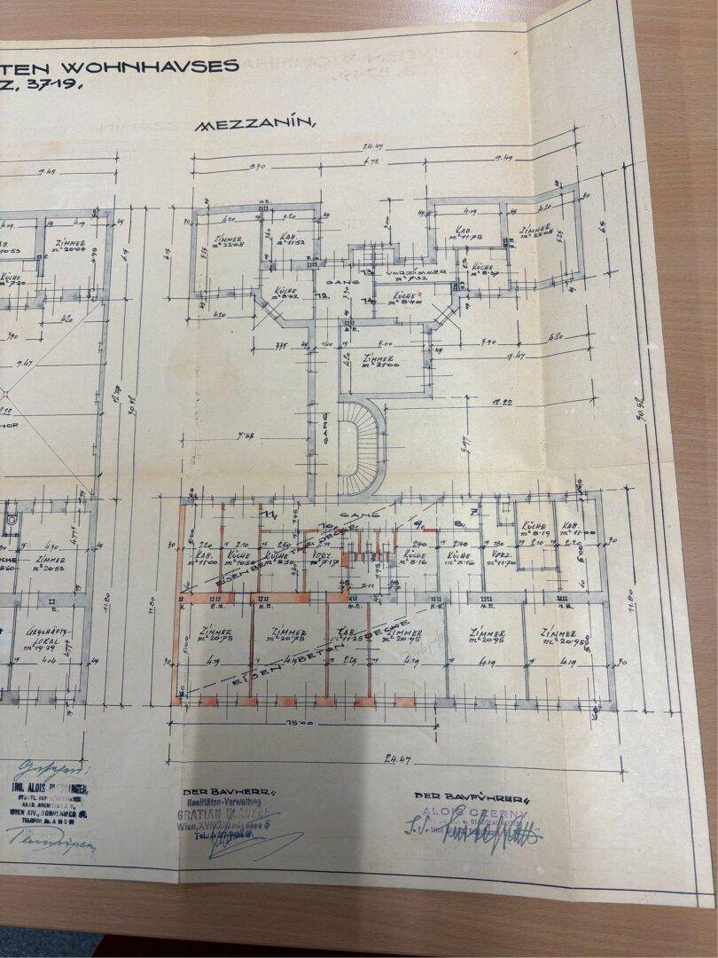 Historischer Grundriss des Mezzanin-Geschosses mit verschiedenen Zimmern und Gängen.