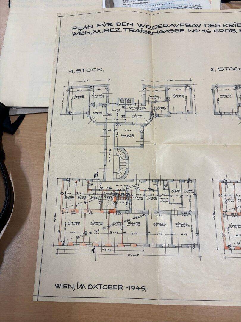 Detaillierter Grundriss des ersten Obergeschosses mit Zimmern, Küchen und Bädern.