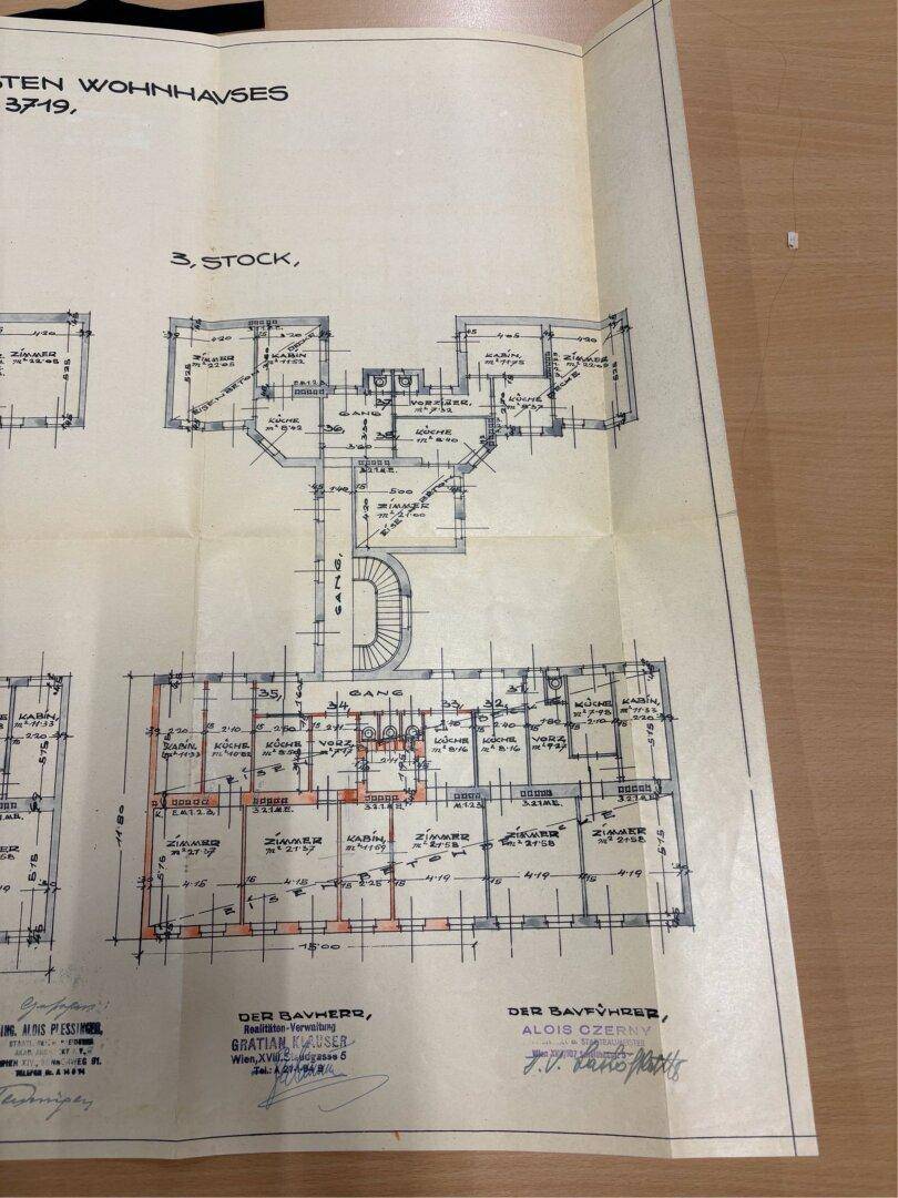 Detaillierter Grundriss des dritten Obergeschosses mit Zimmern, Küchen und Bädern.