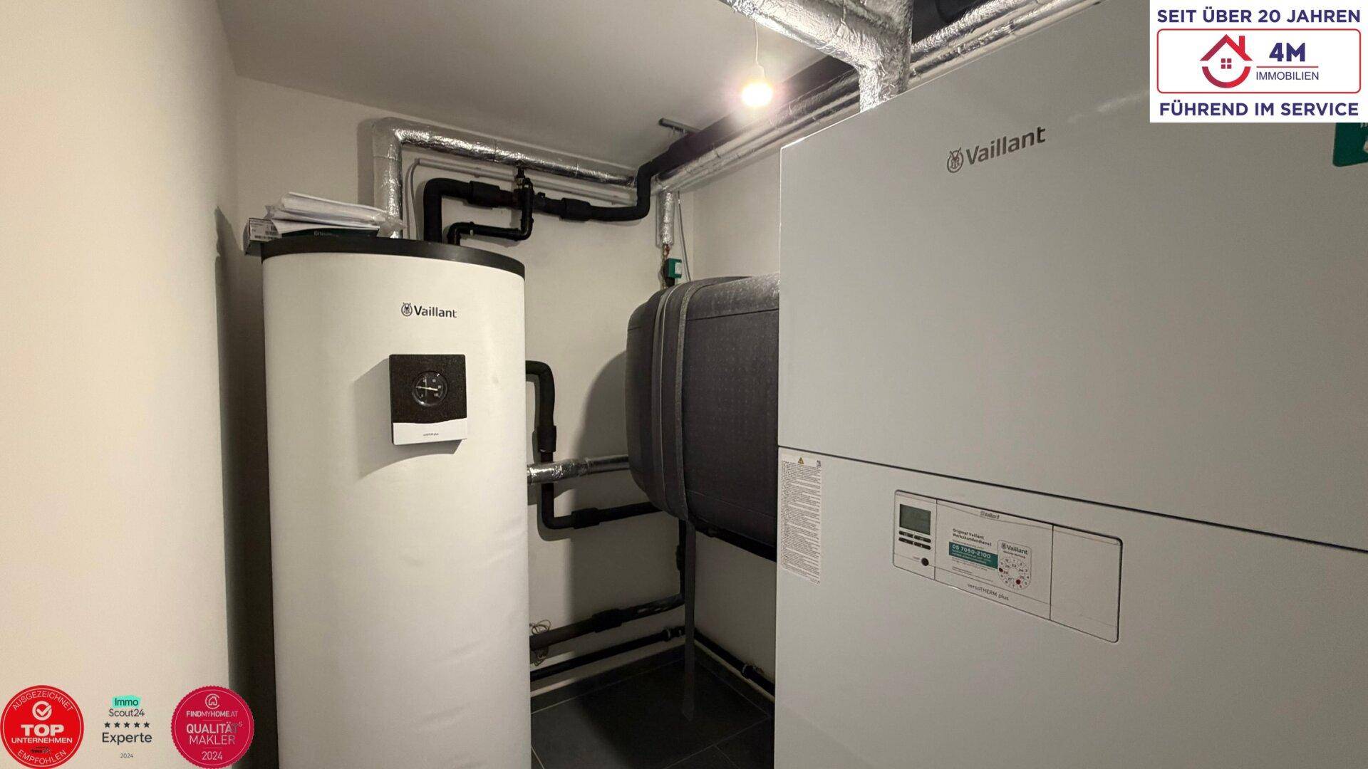Technikraum mit moderner Vaillant Heizungsanlage und Warmwasserspeicher, effiziente Versorgung.