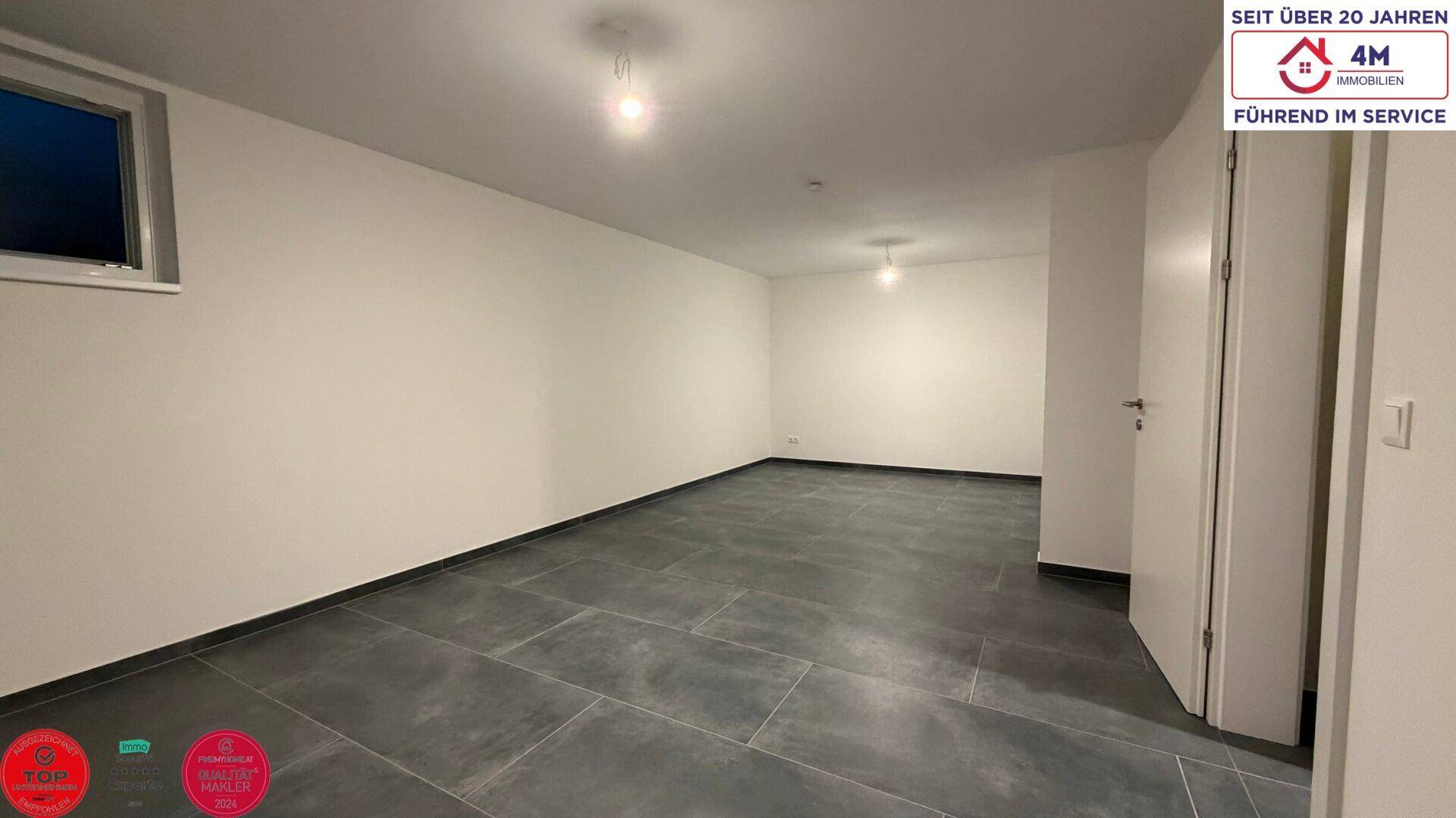 Geräumiger Kellerraum mit Fliesenboden und Fenster, vielseitig nutzbar als Hobby- oder Lagerraum.