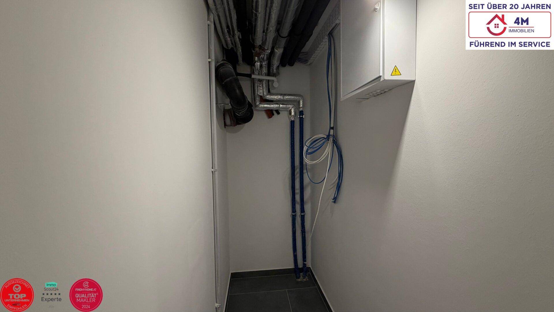 Kleiner Abstellraum mit sichtbaren Installationen, ideal für zusätzlichen Stauraum.