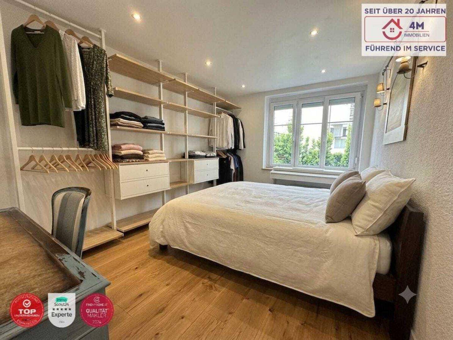 Gemütliches Schlafzimmer mit Holzboden, Doppelbett und offenem Schranksystem.