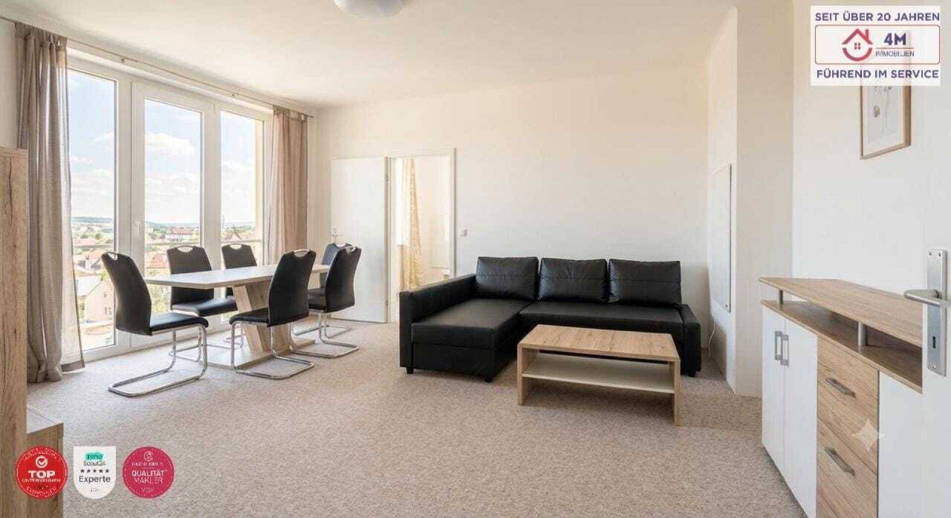 Geräumiger Wohn- und Essbereich mit großen Fenstern, Teppichboden und moderner Einrichtung.