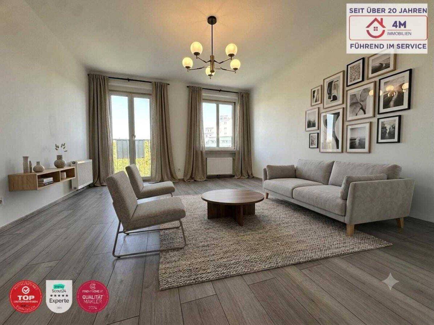 Geräumiges Wohnzimmer mit hellem Laminatboden, bequemen Sofas und großen Fenstern.