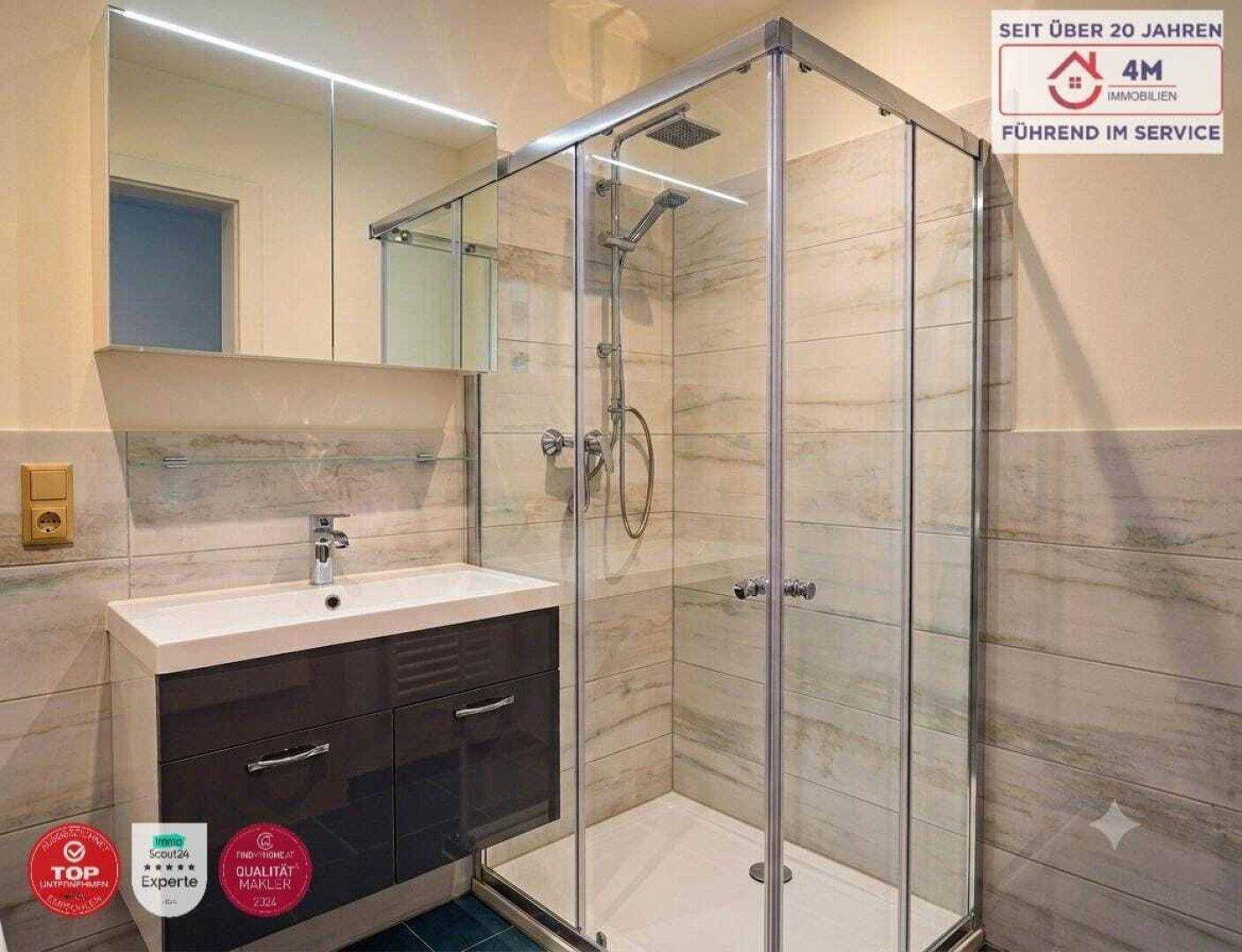 Modernes Badezimmer mit Duschkabine, Waschtisch und Spiegelschrank.