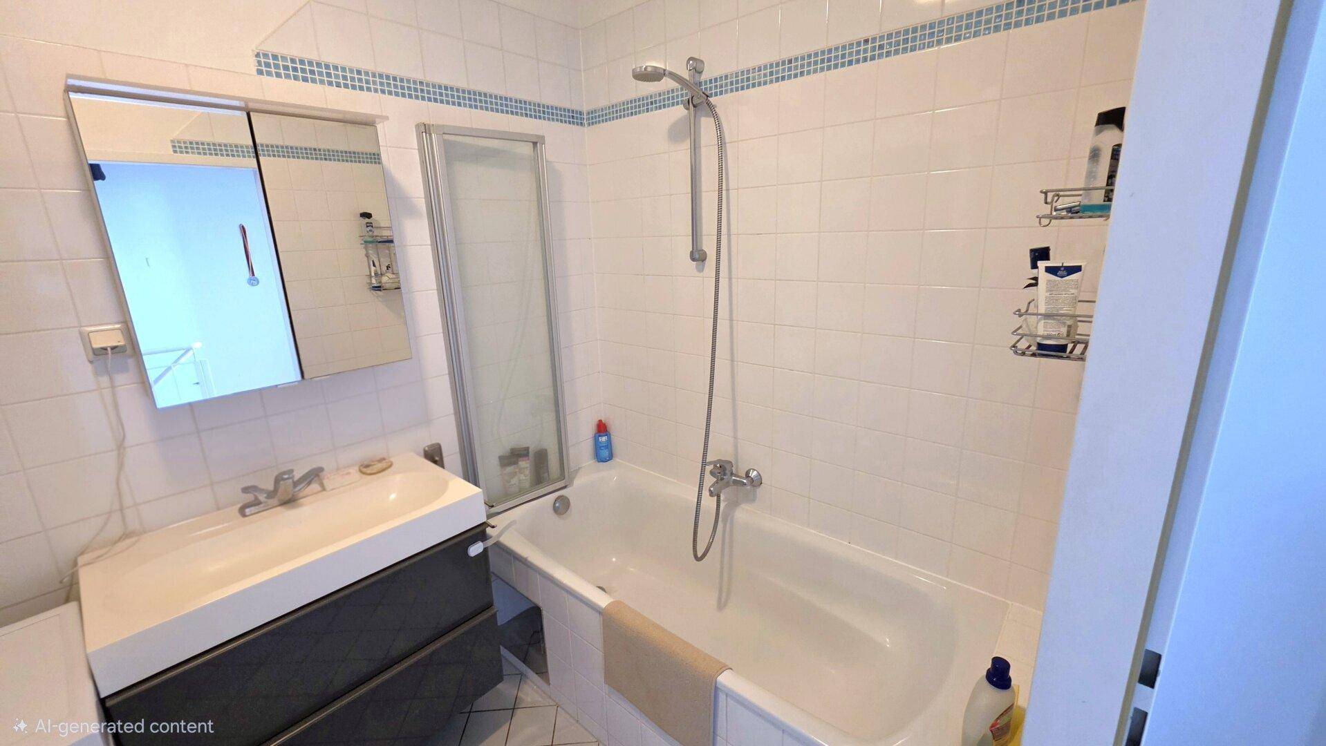 Badezimmer mit Badewanne, Duschfunktion und weiß-blauen Fliesen.
