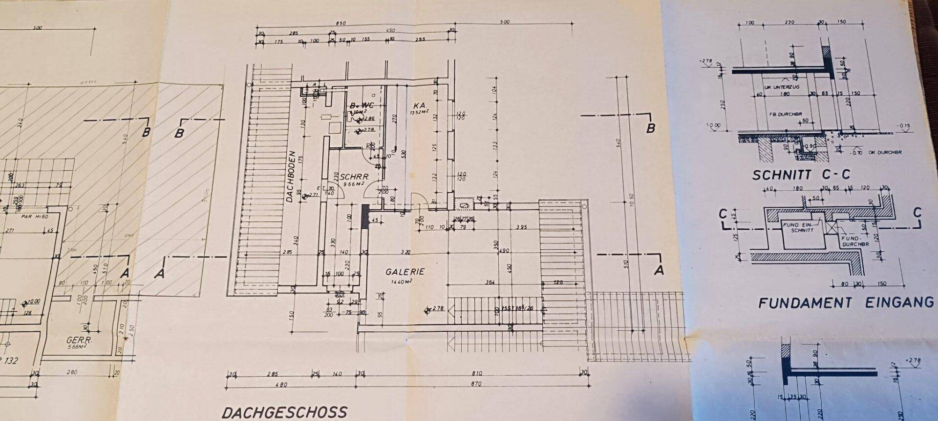 Architektonischer Plan des Dachgeschosses mit Galerie und Treppenaufgang.