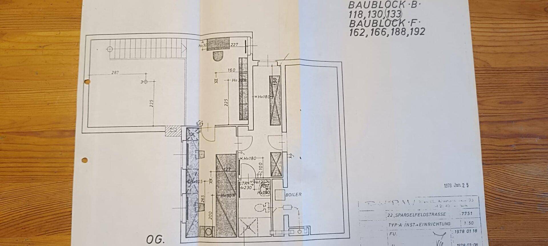 Grundriss des Obergeschosses mit Treppe und Raumaufteilung.