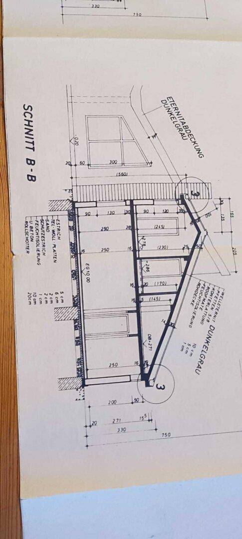 Schnittzeichnung B-B des Gebäudes mit Details zur Konstruktion und Dachform.