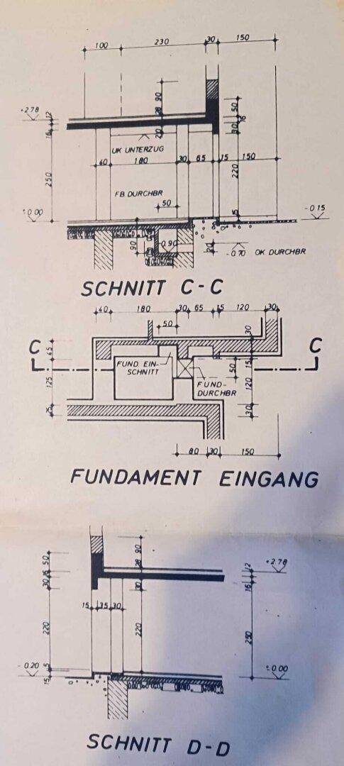 Schnittzeichnungen C-C und D-D mit Fundamentdetails und Eingangsbereich.