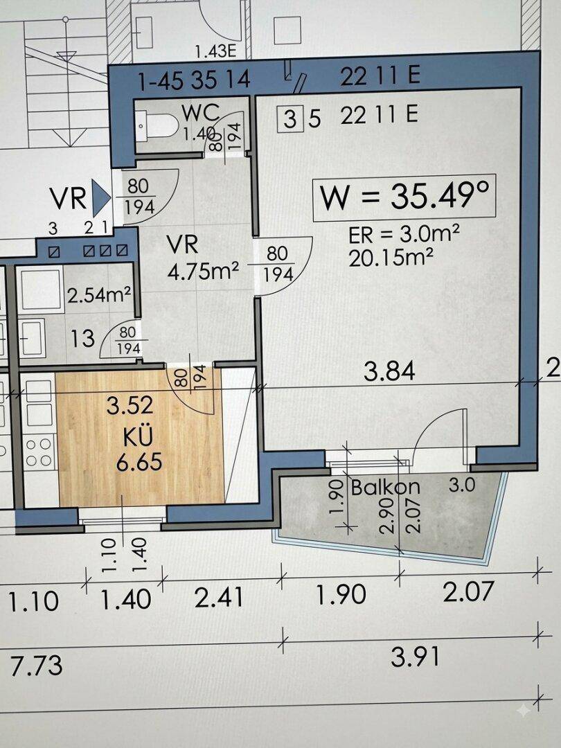 Grundriss zeigt Wohnbereich, Küche, WC und Balkon mit Maßen.