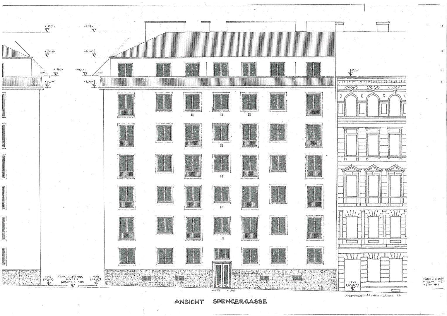 Architektonische Ansicht der Spengergasse-Fassade des Gebäudes mit symmetrischen Fenstern.