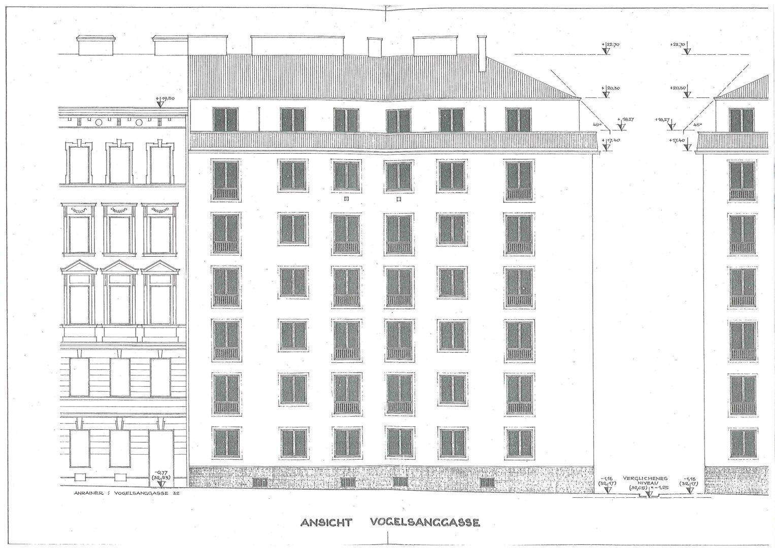 Architektonische Ansicht der Vogelsanggasse-Fassade des Gebäudes mit vielen Fenstern.
