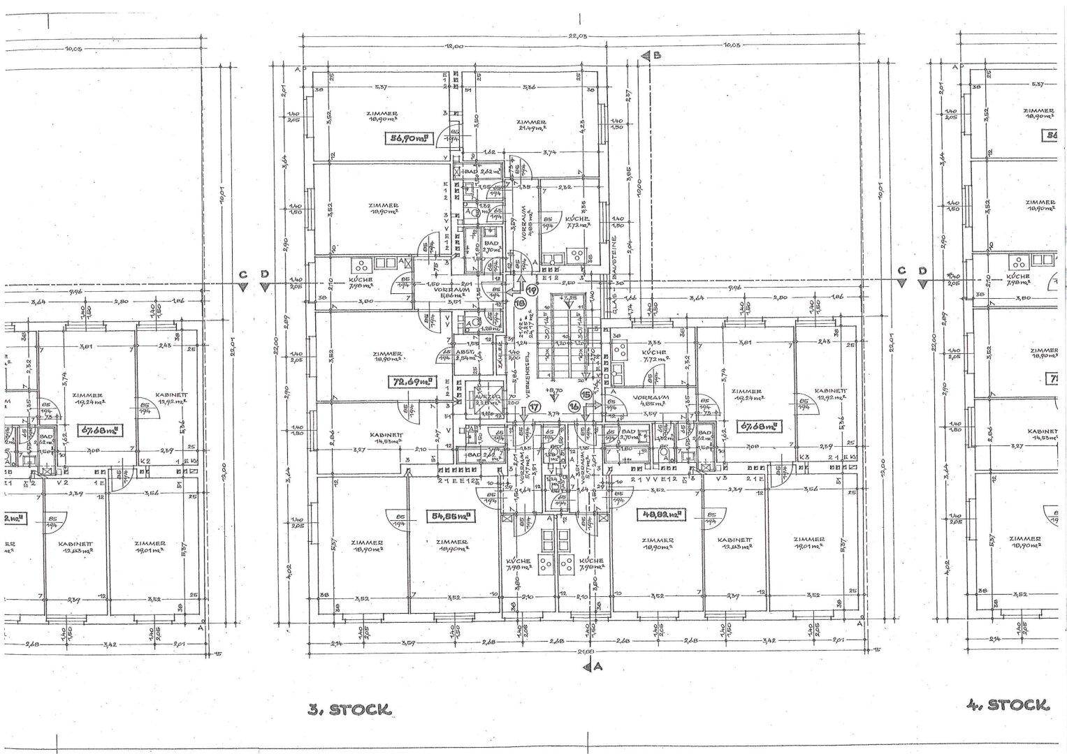Grundriss des dritten Stocks mit mehreren Wohneinheiten und Balkonen.