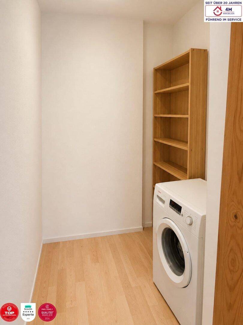 Praktischer Hauswirtschaftsraum mit Waschmaschine und Regal, ideal für Wäsche und zusätzlichen Stauraum.