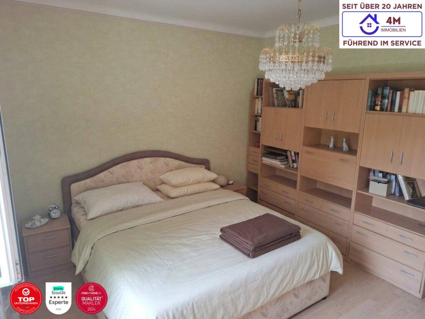 Gemütliches Schlafzimmer mit Doppelbett, Nachttischen und großem Einbauschrank aus Holz.