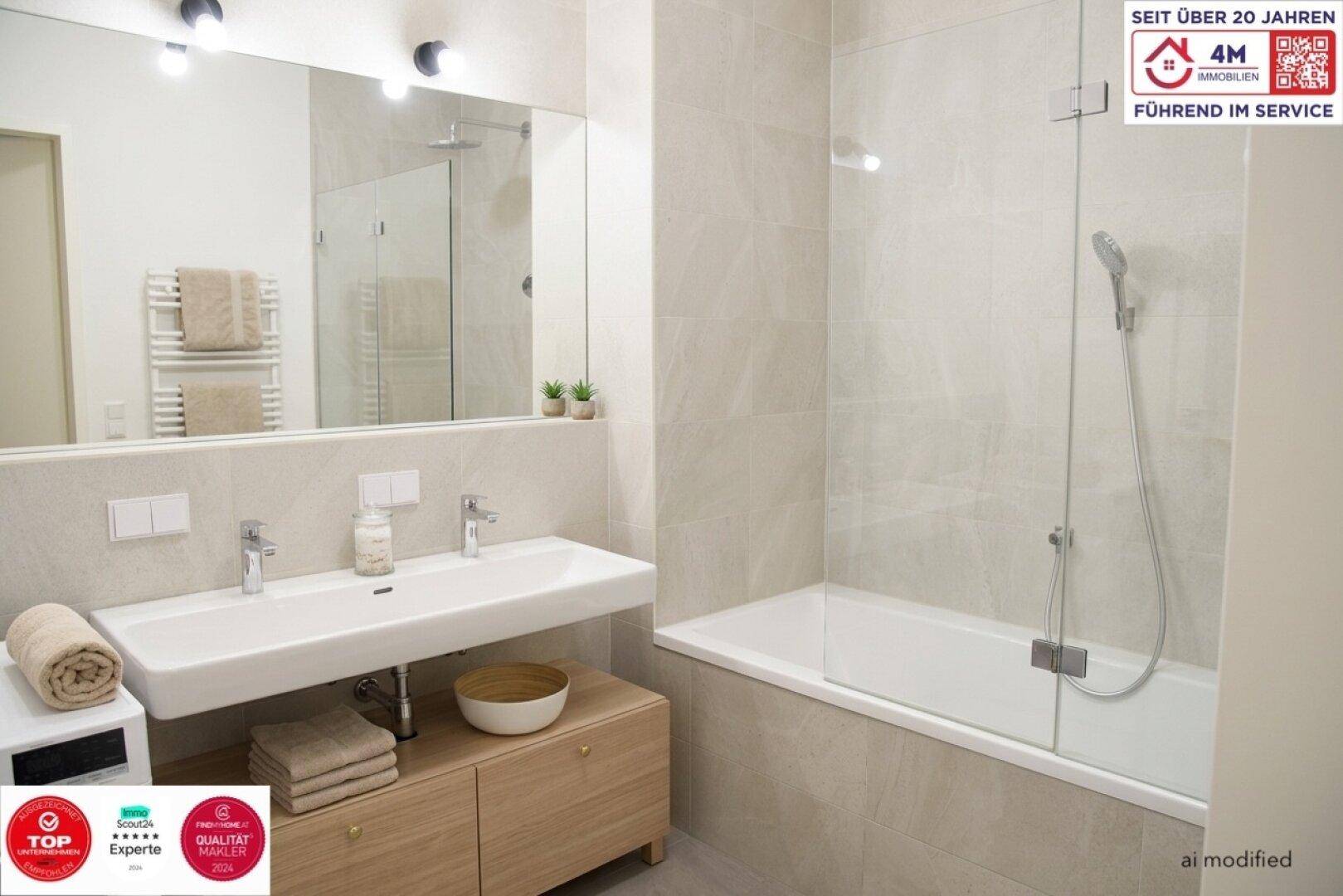 Modernes Badezimmer mit Doppelwaschbecken, Badewanne und eleganten Fliesen, hell und funktional.