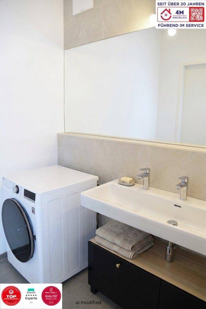 Funktionales Badezimmer mit Waschmaschine und Einzelwaschbecken, praktisch und platzsparend.