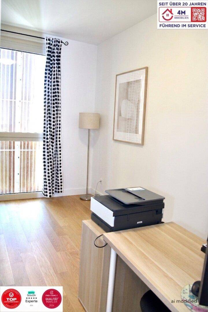 Helles Arbeitszimmer mit Schreibtisch, Drucker und großem Fenster, ideal für Home-Office.
