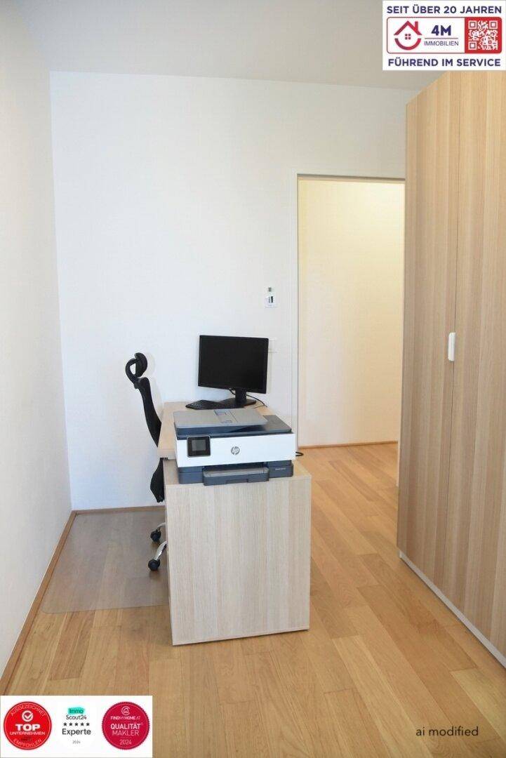 Arbeitszimmer mit hellem Holzschrank und Schreibtisch, bietet ausreichend Stauraum und Arbeitsfläche.