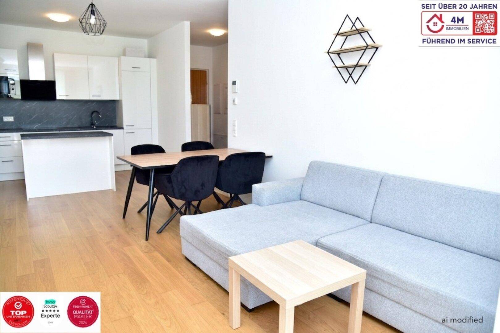 Geräumiger Wohnbereich mit bequemer Couch, Esstisch und offener Küche, ideal für modernes Wohnen.