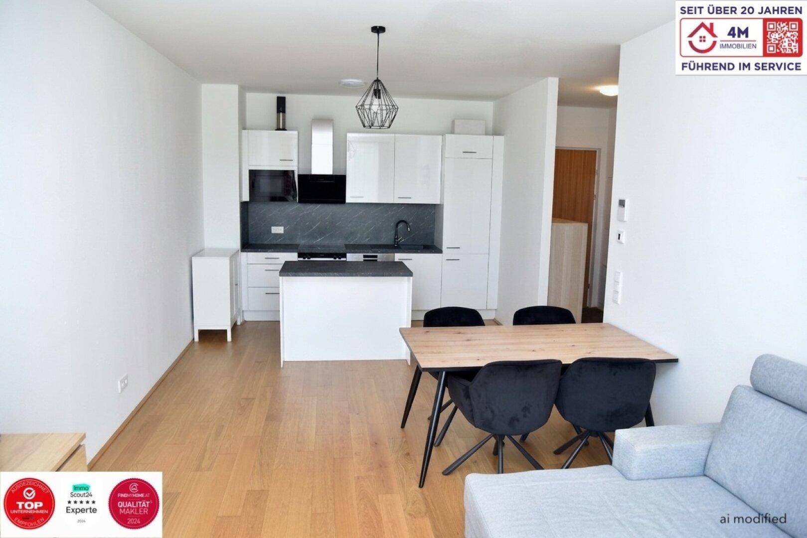 Heller offener Wohn-Essbereich mit moderner weißer Küche und Holzboden, ideal für geselliges Beisammensein.