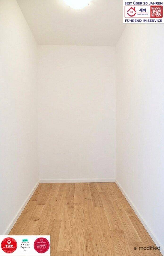 Leerer Raum mit hellem Holzboden, vielseitig nutzbar als Abstellraum oder kleines Arbeitszimmer.