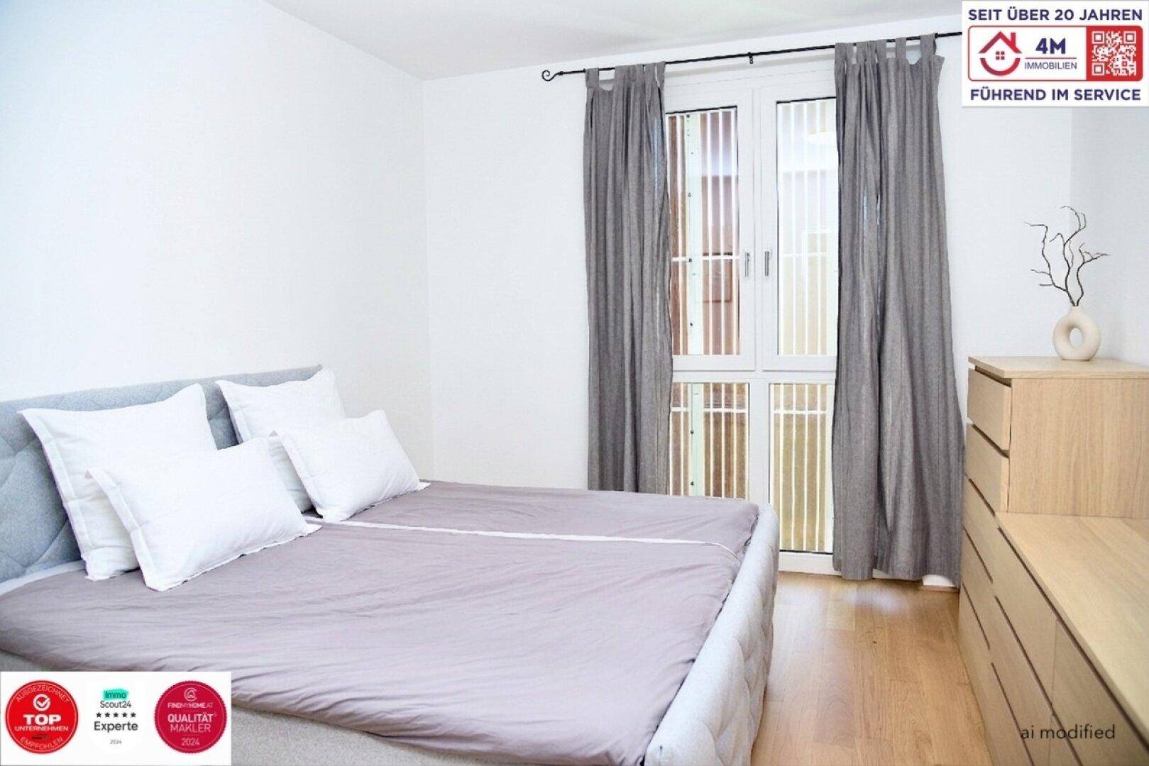Gemütliches Schlafzimmer mit Doppelbett, Holzkommode und Zugang zu einem Balkon, hell und einladend.