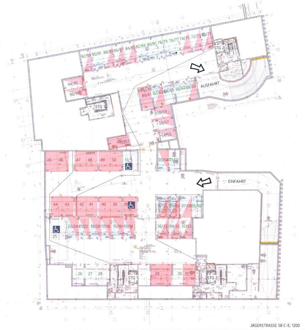 Grundrissplan einer Tiefgarage mit zahlreichen Parkplätzen, Ein- und Ausfahrt sowie Treppenhäusern.