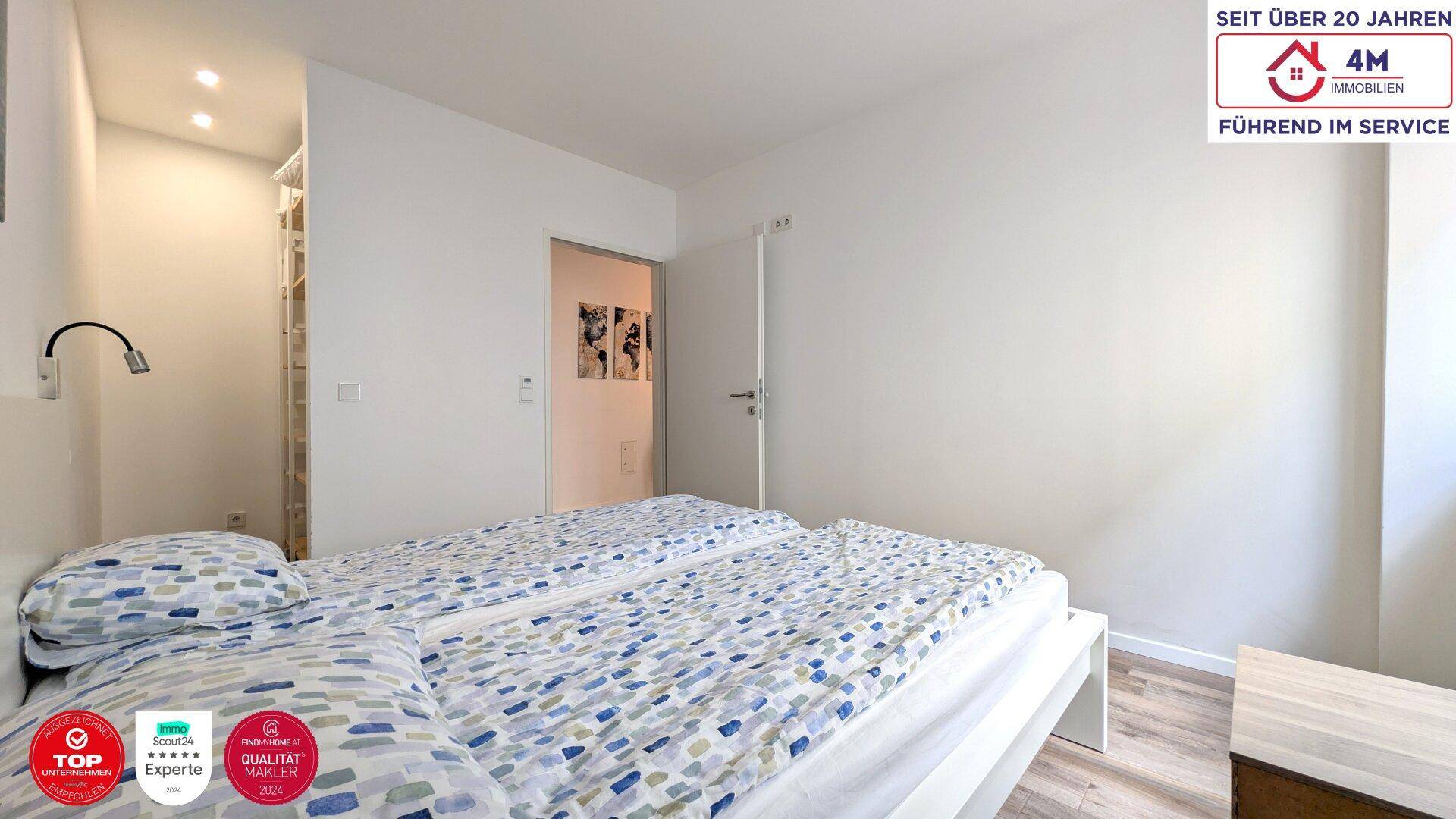 Helles Schlafzimmer mit zwei Einzelbetten und schlichtem, modernem Design.