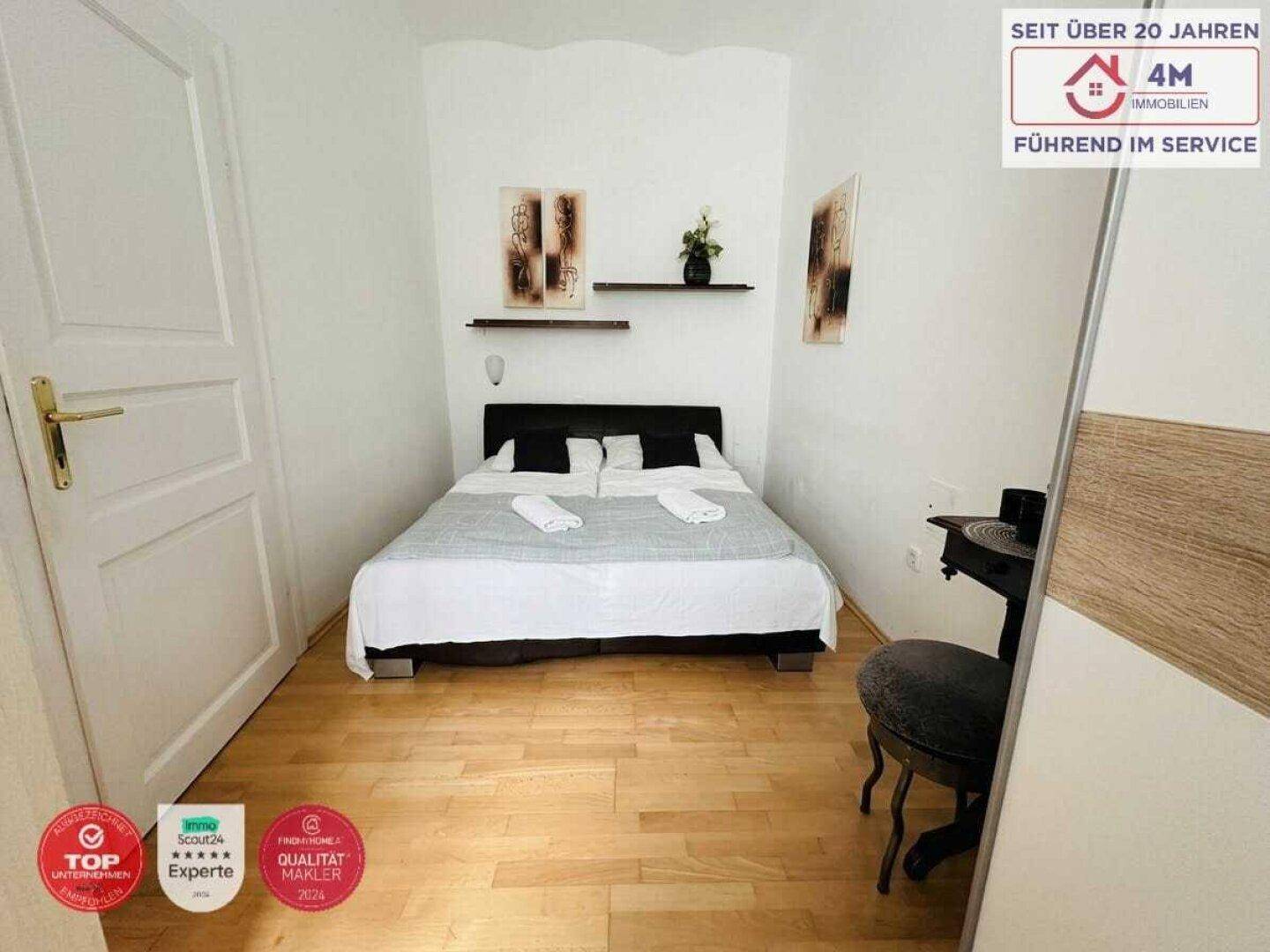 Gemütliches Schlafzimmer mit Doppelbett, Nachttisch und einem modernen Kleiderschrank.