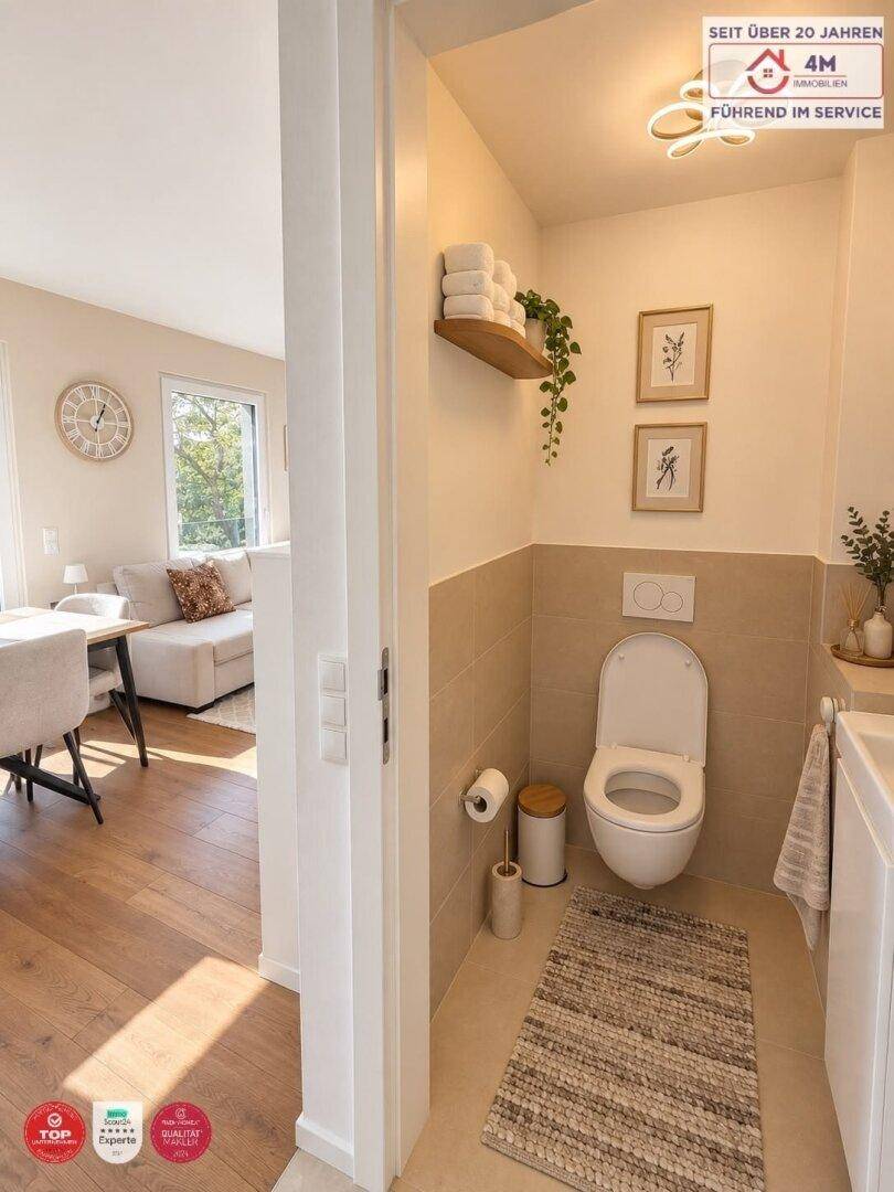 Separates Gäste-WC mit Wand-WC, kleinem Waschbecken und Blick in den Wohnbereich.