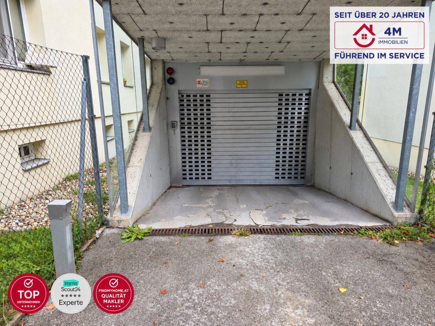 Eingang zur Tiefgarage mit geschlossenem Rolltor und Betonrampe.