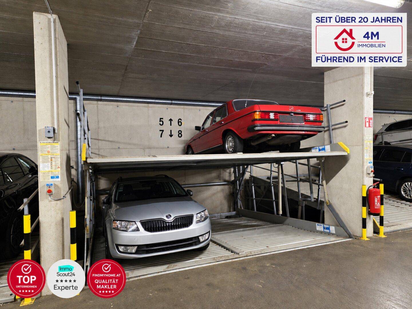 Duplex-Parksystem in der Tiefgarage mit zwei Autos auf verschiedenen Ebenen.