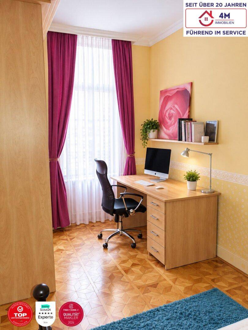 Helles Arbeitszimmer mit Schreibtisch, Bürostuhl und Fenster mit magenta Vorhängen.