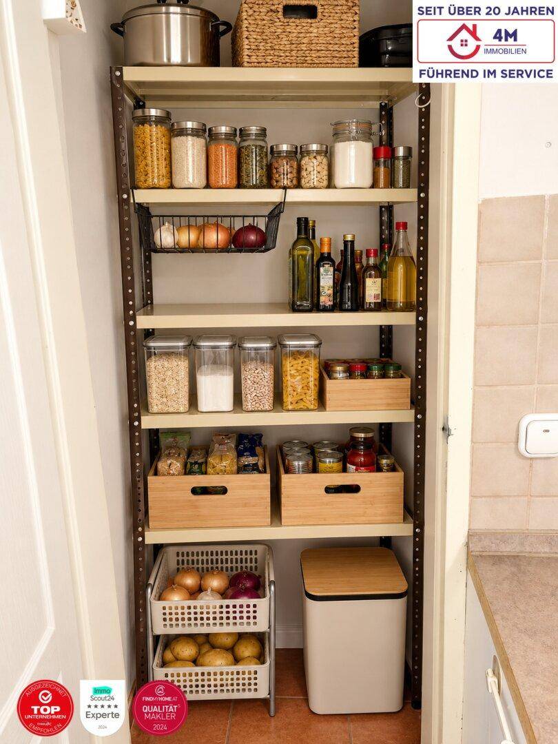 Gut organisierte Speisekammer mit Regalen voller Lebensmittel und Vorräte.