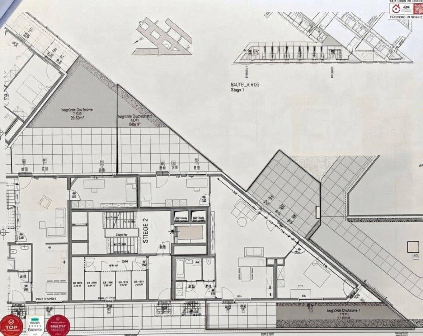 Detaillierter Grundriss einer Wohneinheit mit offenem Wohnbereich und Dachschrägen.
