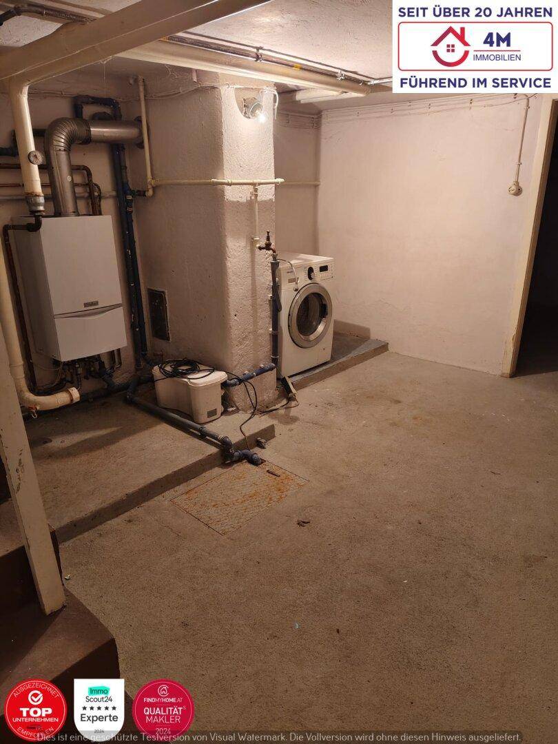 Ein Hauswirtschaftsraum im Keller mit Waschmaschine, Heizungsanlage und Rohren.