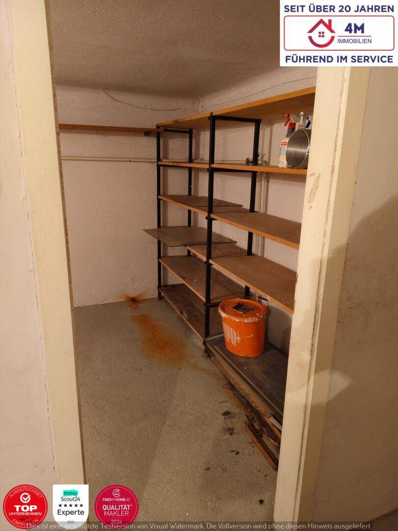 Ein Lagerraum im Keller mit Holzregalen und verschiedenen Haushaltsgegenständen.