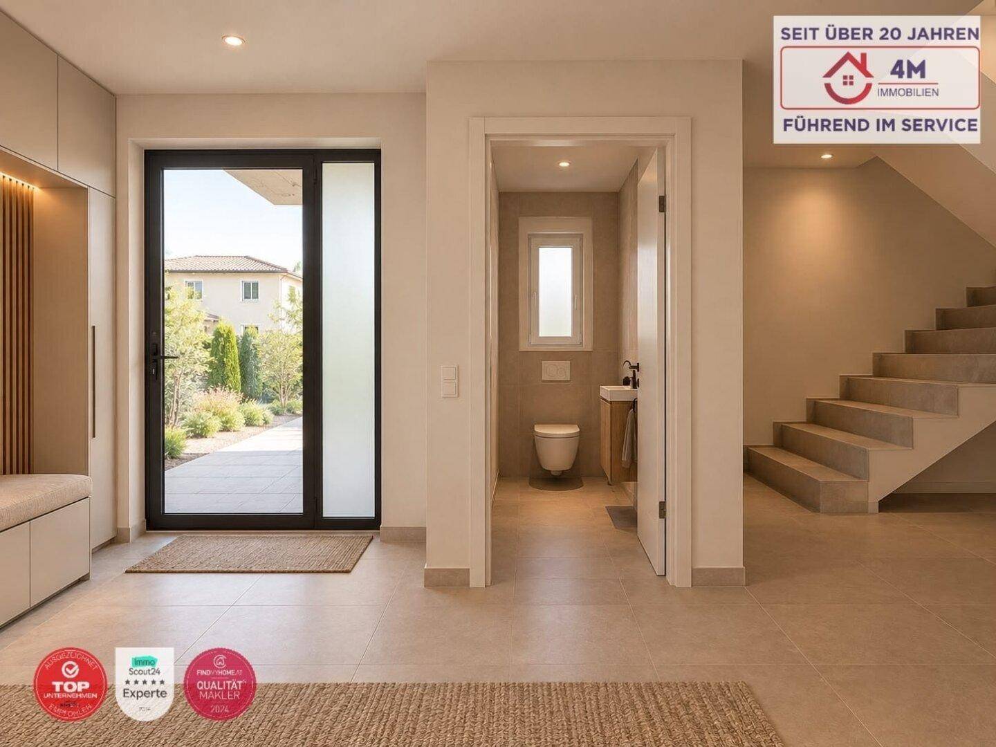 Heller Eingangsbereich mit modernen Fliesen, Garderobe, Zugang zur Gästetoilette und Treppe.