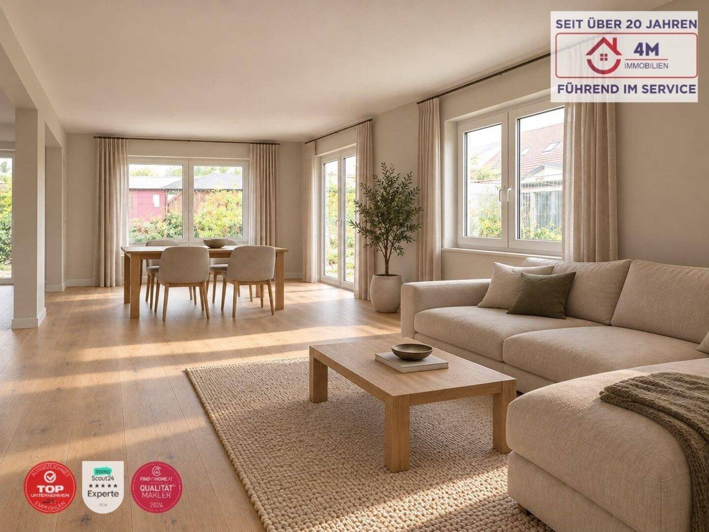 Geräumiger Wohn-Essbereich mit hellem Sofa, Holztisch und großen Fenstern für viel Tageslicht.
