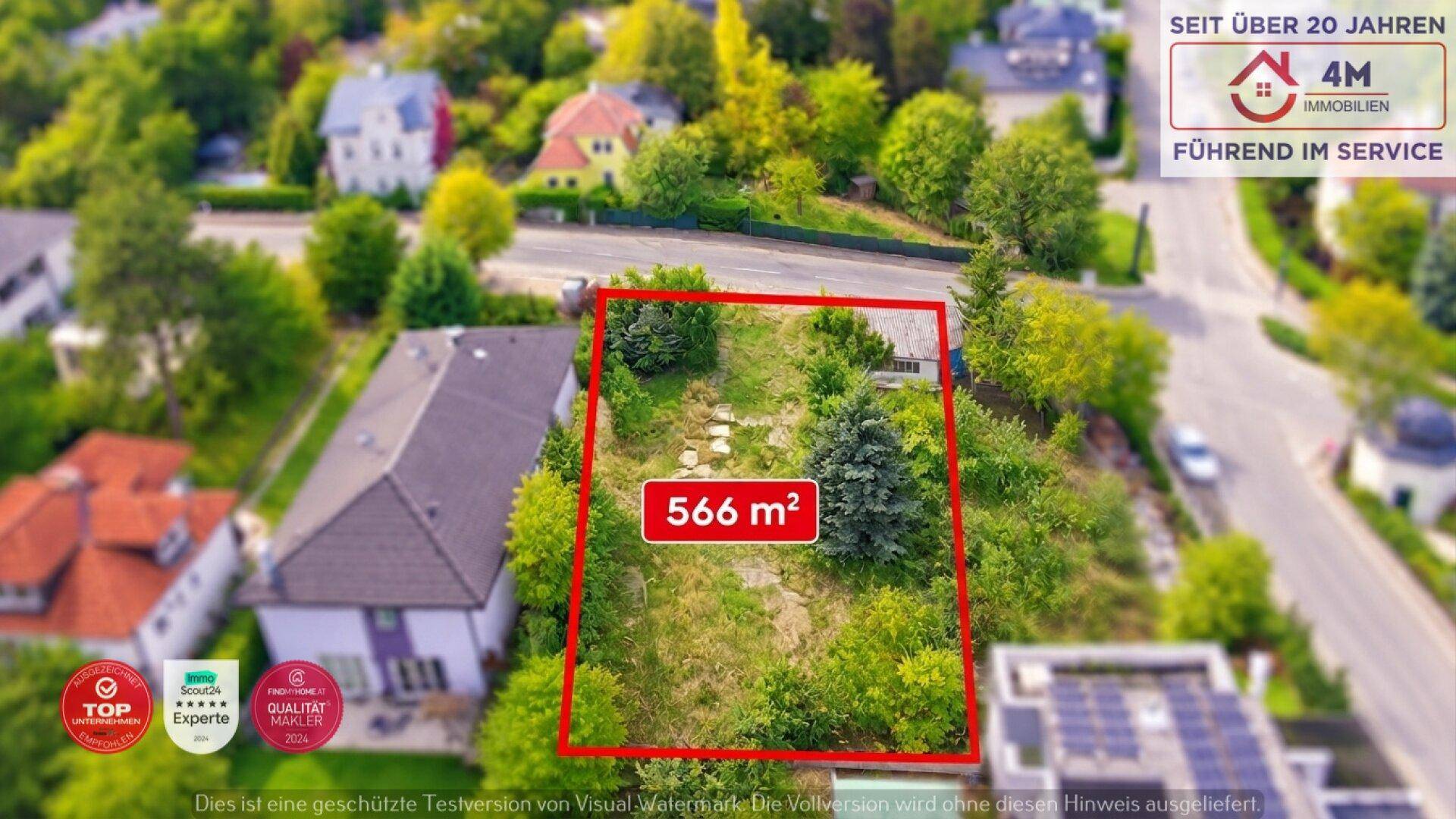 Luftaufnahme eines 566 m² großen Grundstücks, umgeben von Wohnhäusern und Grünflächen.