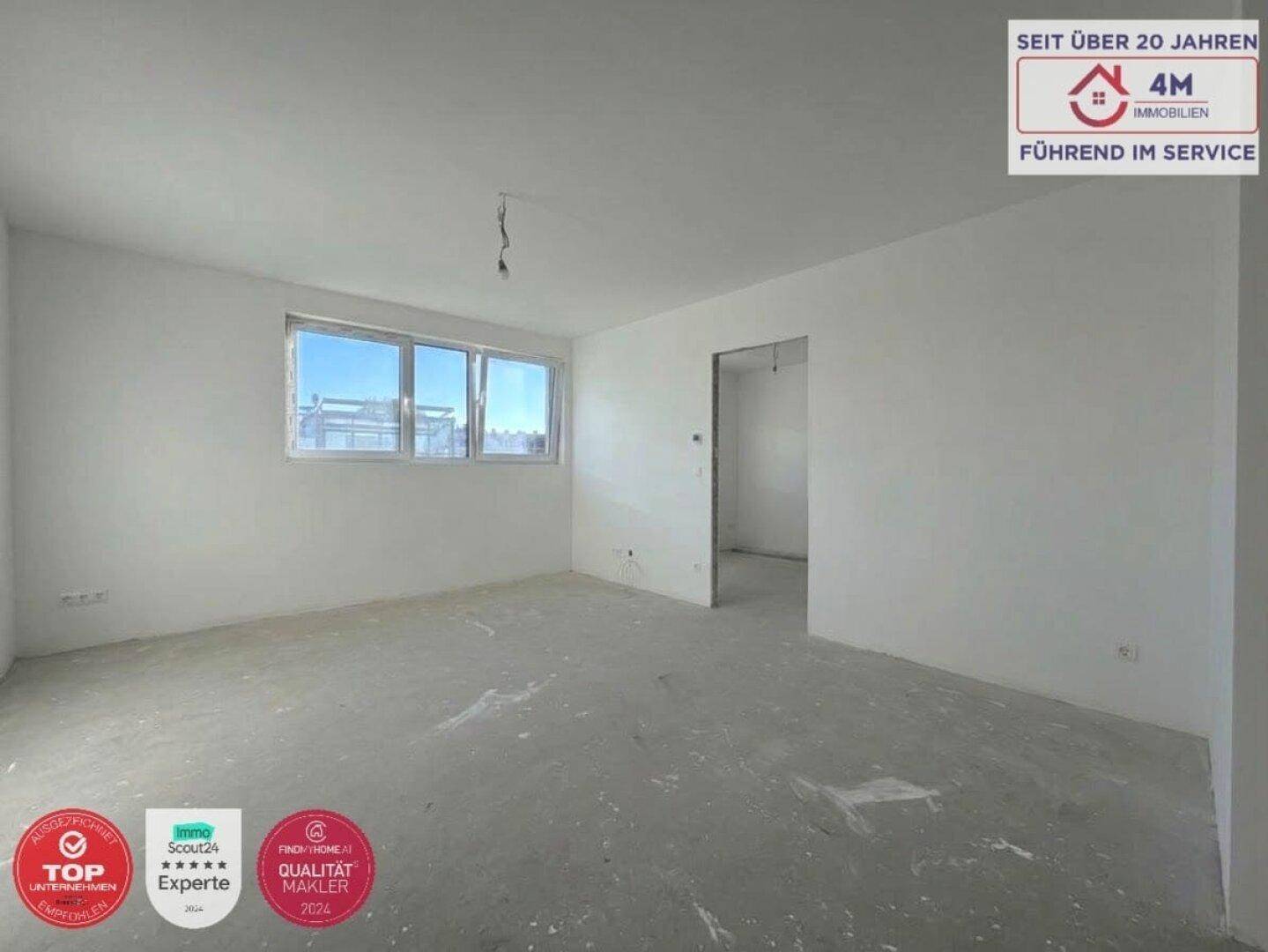 Heller, unmöblierter Raum mit großen Fenstern und Rohbetonboden in einem Neubau.