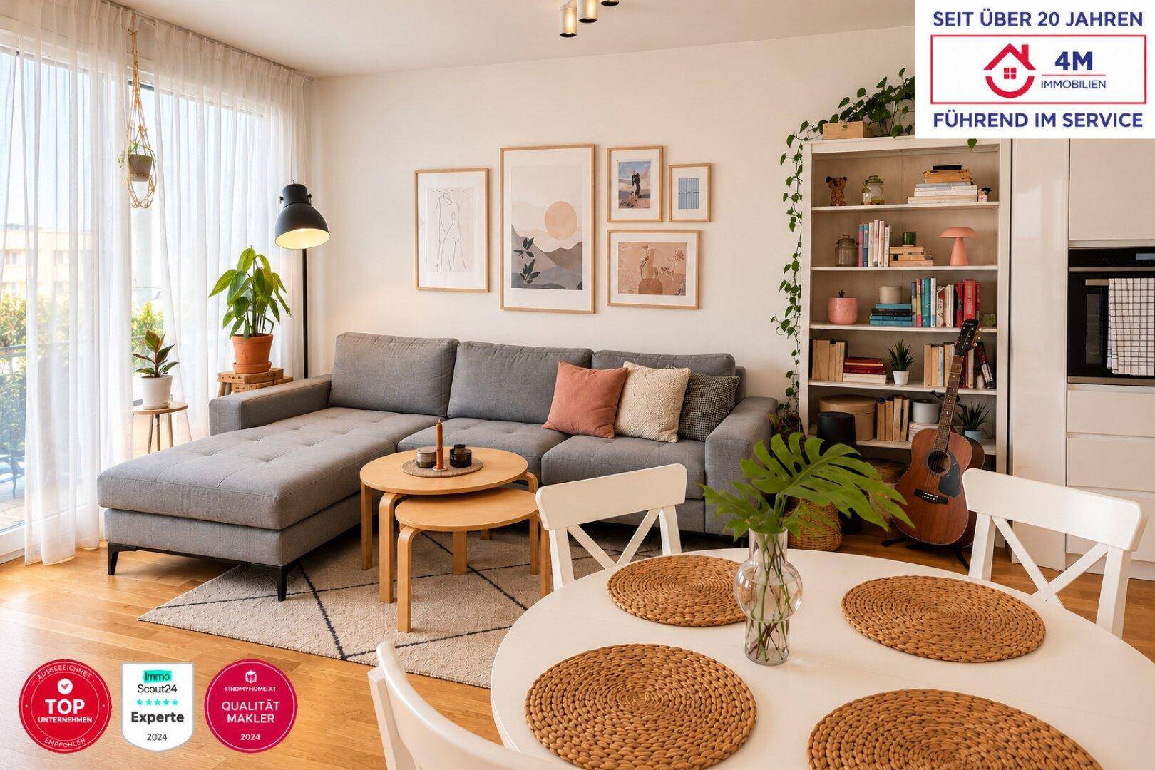 Offener Wohn-Essbereich mit modernem Sofa, Esstisch und Bücherregal, hell und freundlich gestaltet.