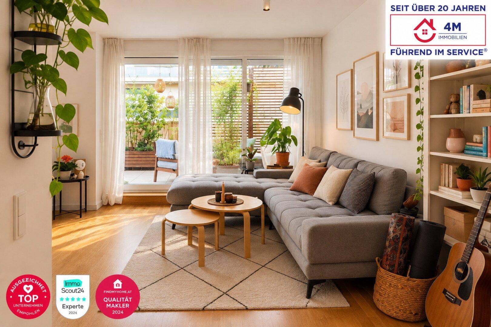 Gemütlicher Wohnbereich mit großem Ecksofa und Zugang zur begrünten Terrasse, ideal für entspannte Stunden.