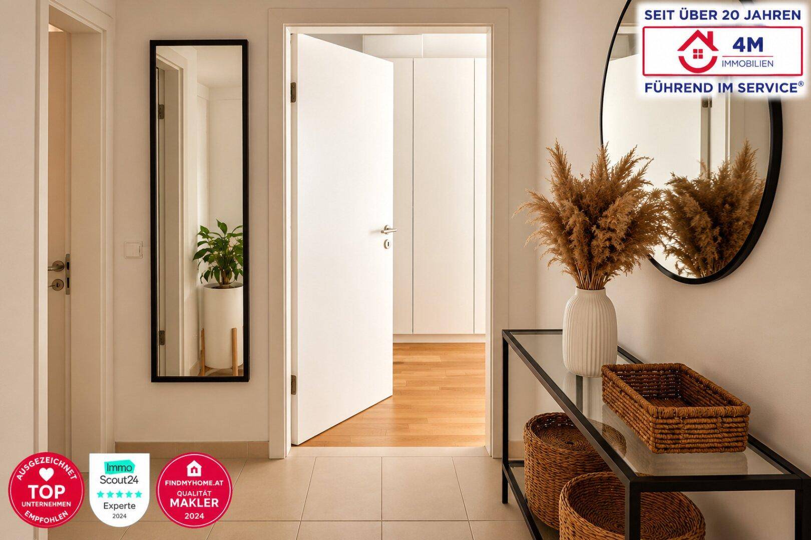 Heller Eingangsbereich mit Fliesenboden, Spiegel und Garderobe, einladend und funktional gestaltet.