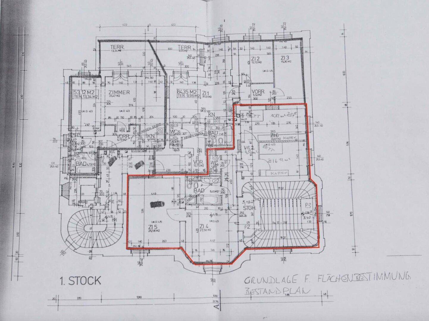 Grundriss des ersten Stocks mit mehreren Zimmern, Balkon und Aufzug.