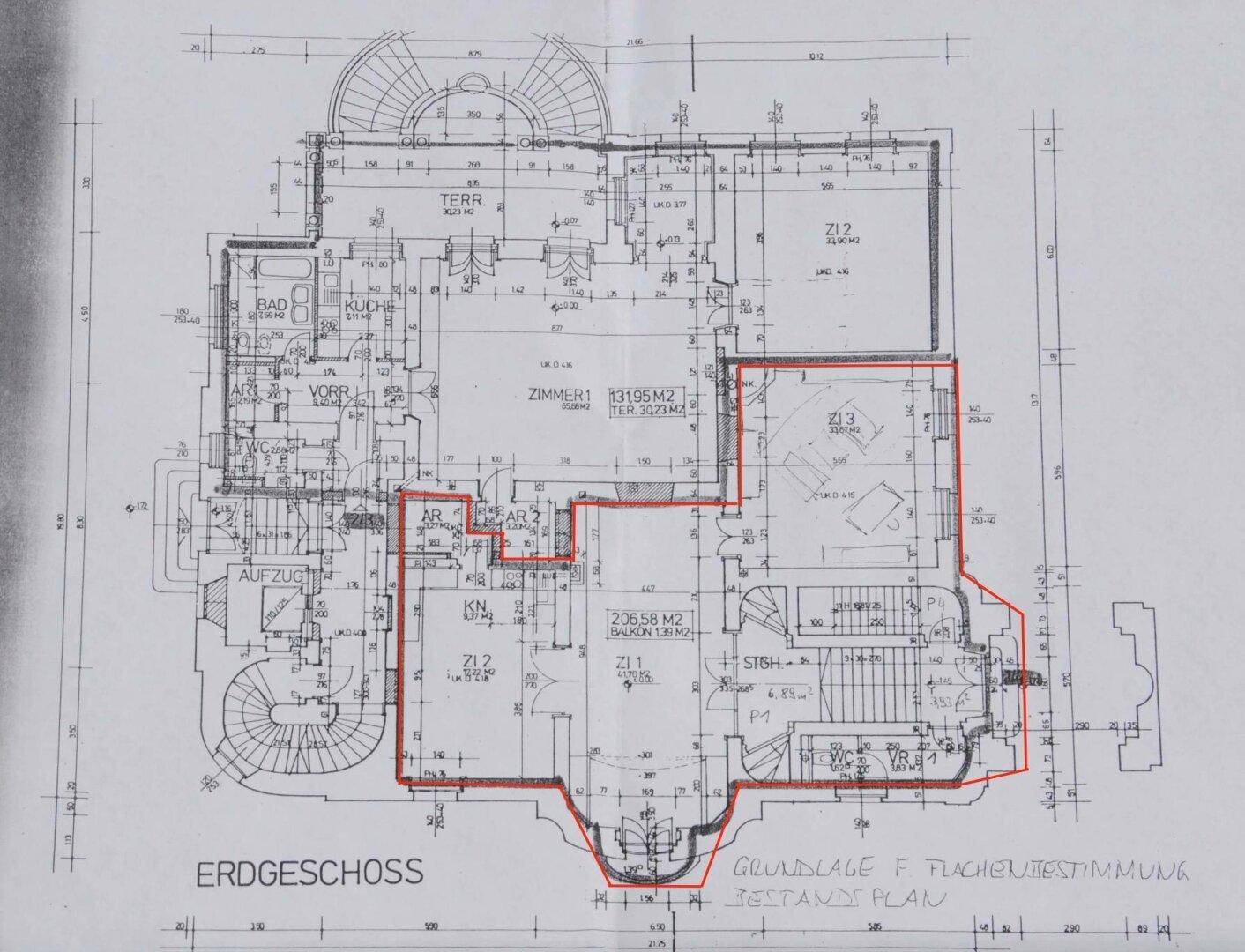 Grundriss des Erdgeschosses mit verschiedenen Räumen, Terrasse und Aufzug.