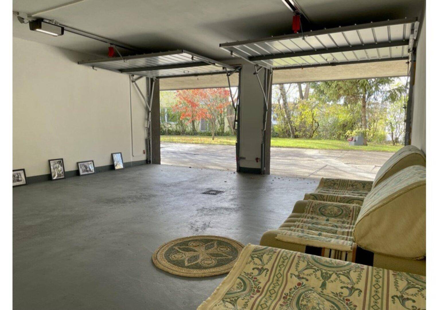 Garage mit Gartenblick